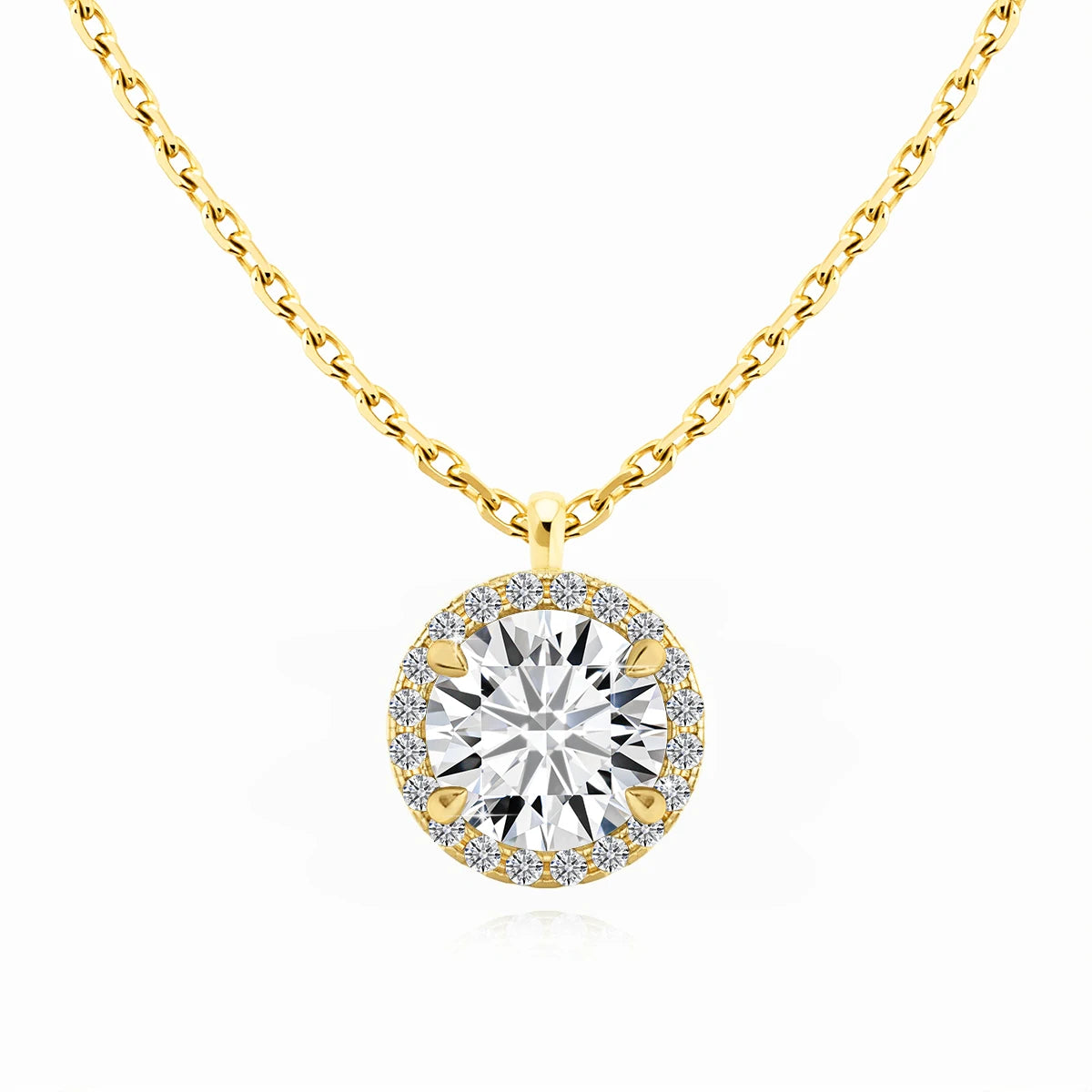 Pendentif médaillon en or jaune serti de diamants naturels et d'un diamant synthétique sur fond blanc.