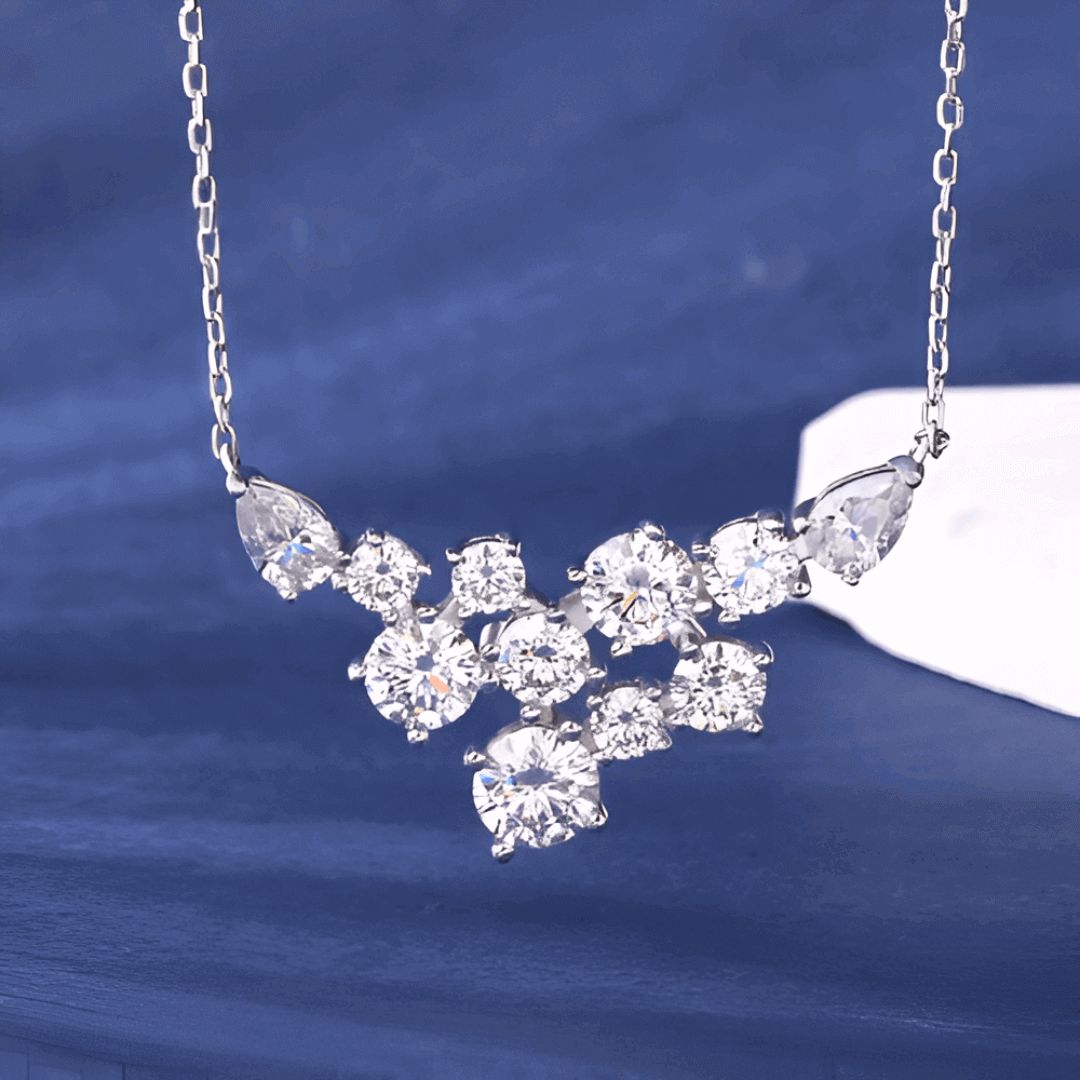 Pendentif pavé de diamants synthétiques en or blanc vue de face.