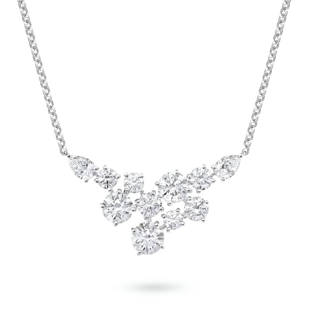 Pendentif pavé de diamants synthétiques en or blanc sur fond blanc.