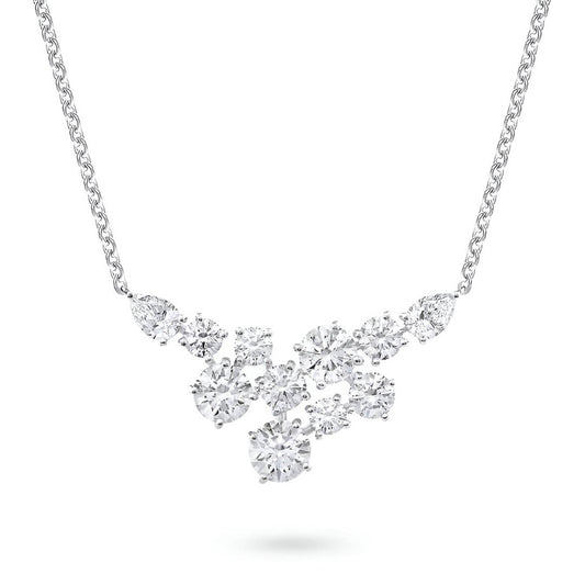 Pendentif pavé de diamants synthétiques en or blanc sur fond blanc.