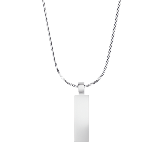 Pendentif rectangulaire en acier inoxydable et or blanc sur fond blanc.