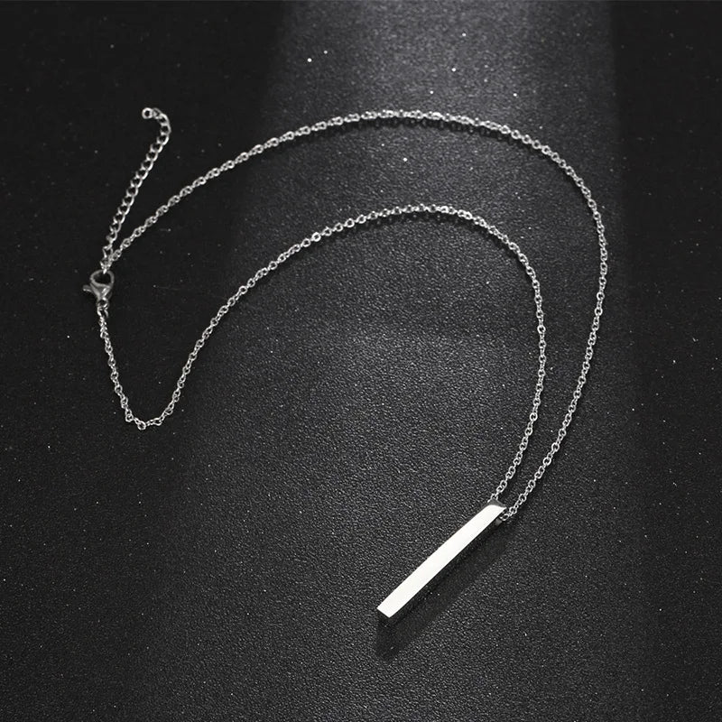 Pendentif rectangulaire fin en or blanc vue du dessus.