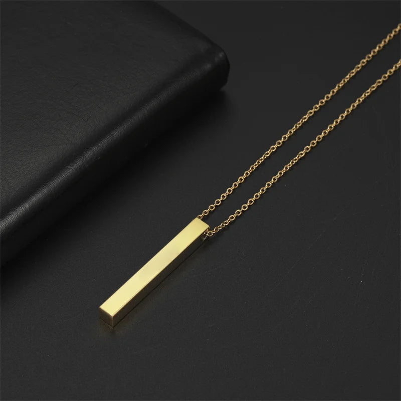 Pendentif rectangulaire fin en or jaune à plat.