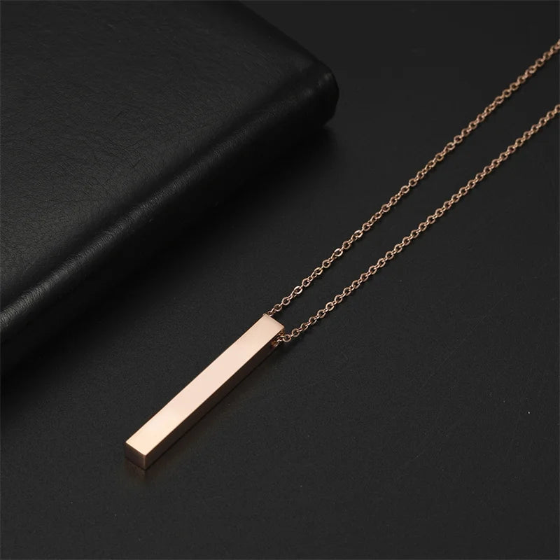 Pendentif rectangulaire fin en or rosé à plat.