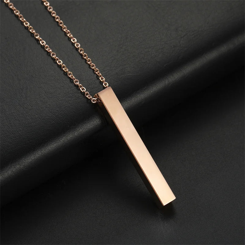 Pendentif rectangulaire fin en or rosé posé.