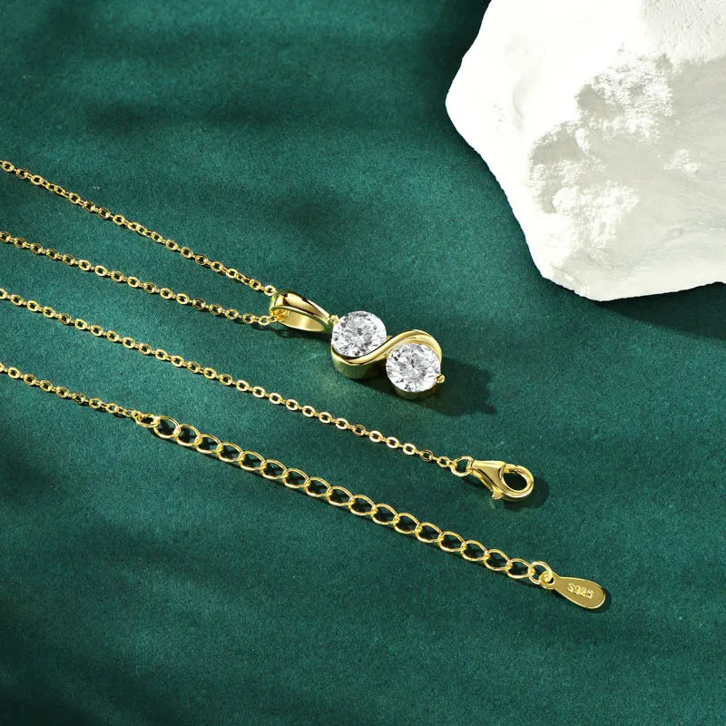 Pendentif courbé serti invisible en or jaune et diamants synthétiques vue de côté.