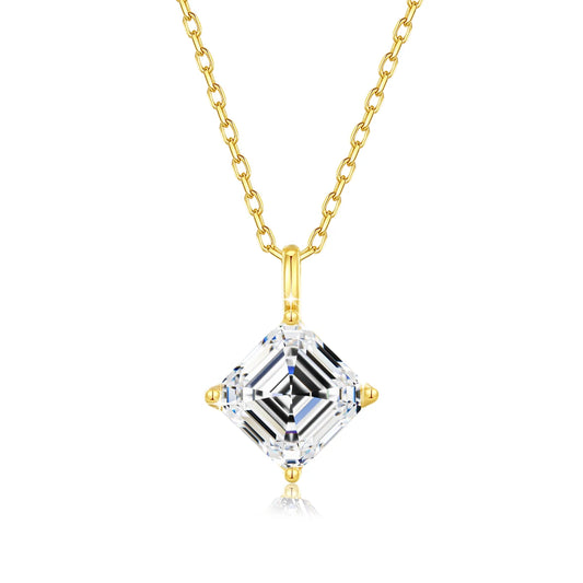 Pendentif solitaire asscher en or jaune et diamant synthétique sur fond blanc.