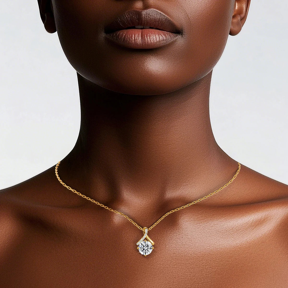 Pendentif solitaire en or jaune et diamants synthétiques et naturels portée au cou d'une femme.