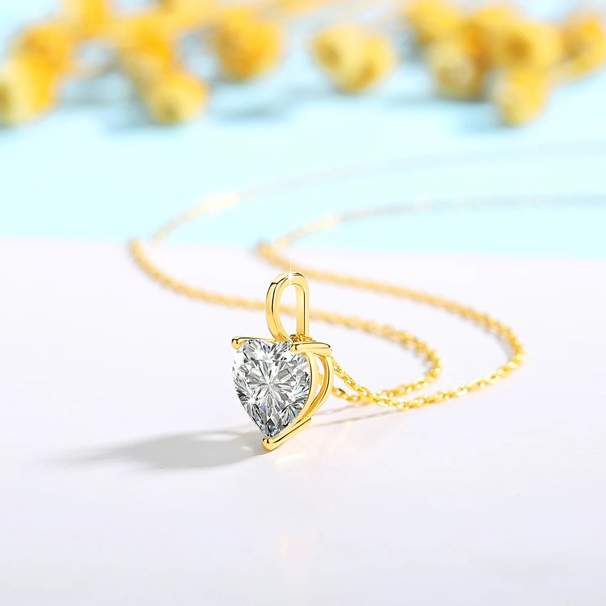 Pendentif solitaire cœur en or jaune et diamant synthétique debout.