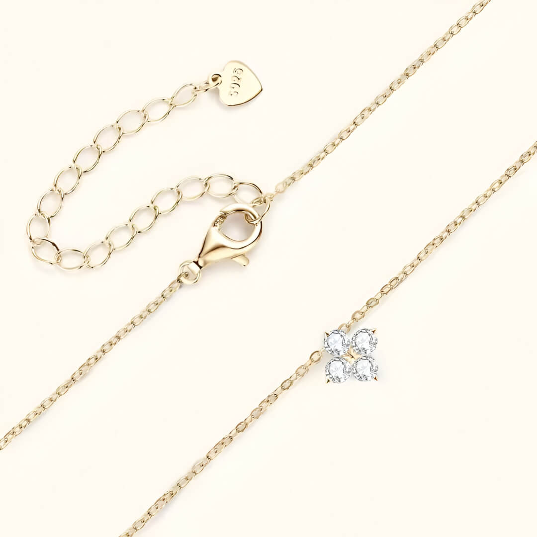 Pendentif solitaire en or jaune et diamants synthétiques à plat.