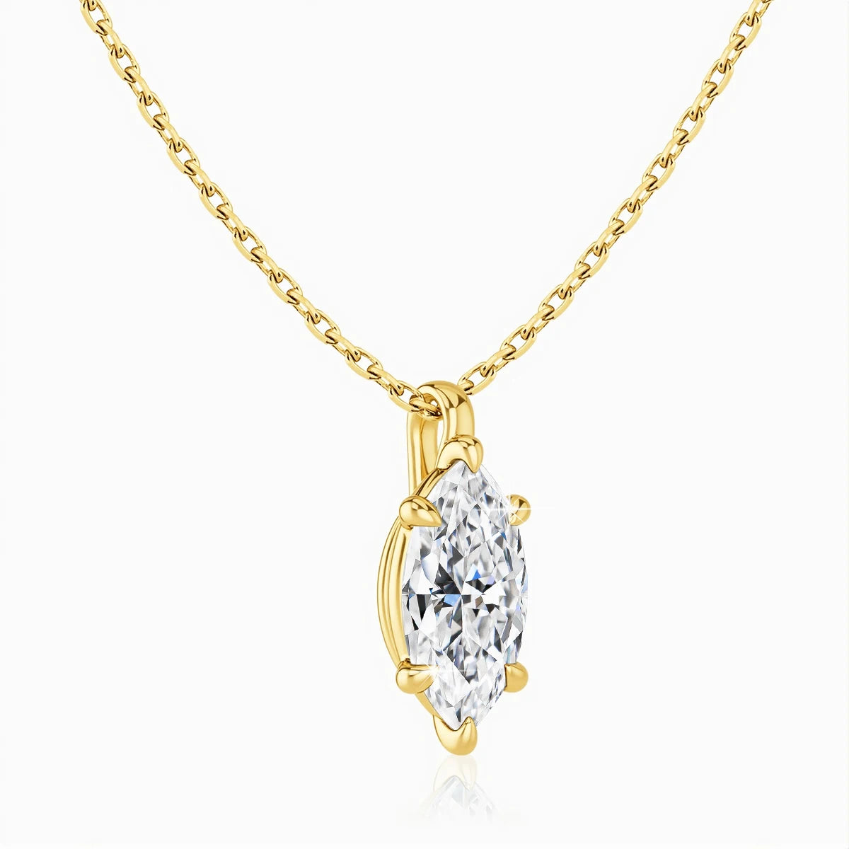 Pendentif solitaire marquis en or jaune et diamant synthétique vue de côté.