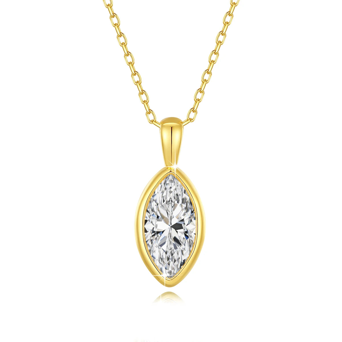 Pendentif solitaire navette en or jaune et diamant synthétique sur fond blanc.