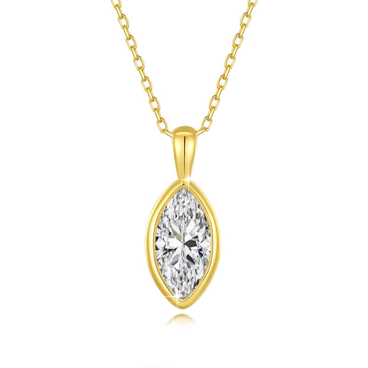 Pendentif solitaire navette en or jaune et diamant synthétique sur fond blanc.