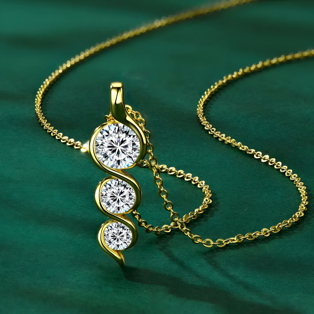 Pendentif torsadé en or jaune et diamants synthétiques debout.