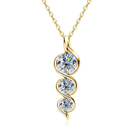 Pendentif torsadé en or jaune et diamants synthétiques sur fond blanc.