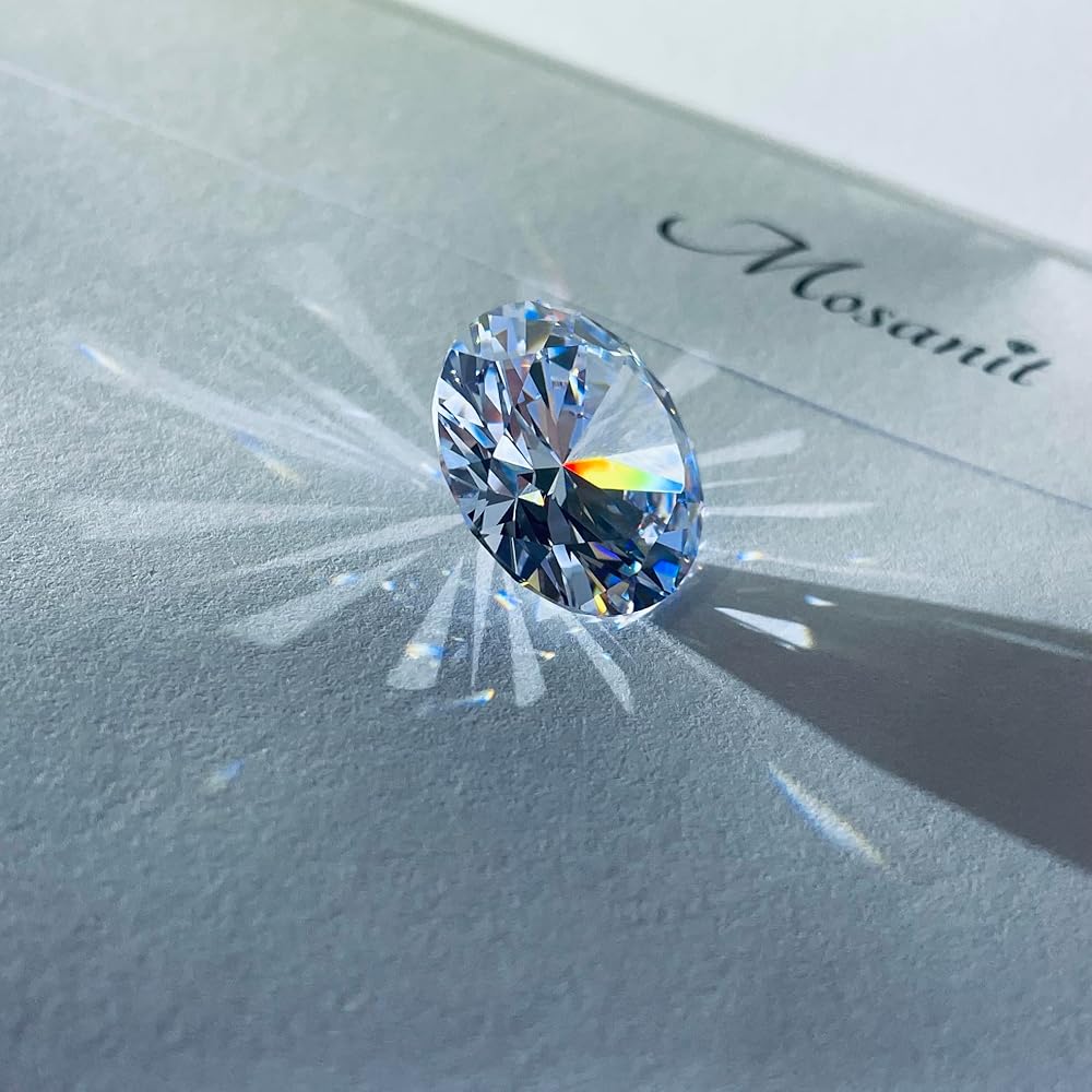 Diamant de moissanite étincelant, capturant l'éclat intense et la brillance unique de cette pierre précieuse. La moissanite, souvent utilisé comme alternative au diamant, offre une clarté et une lumière exceptionnelles à un prix abordable. Découvrez la beauté intemporelle de la moissanite dans vos créations de bijoux - La Petite Rebelle