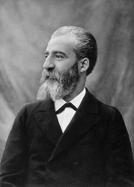 Henri Moissan, chimiste français à l'origine de la découverte de la moissanite, une pierre précieuse naturellement rare et d'une grande dureté. Découvrez son histoire et l'impact de ses recherches scientifiques sur la création de la moissanite moderne. Une alternative brillante et durable au diamant. - La Petite Rebelle