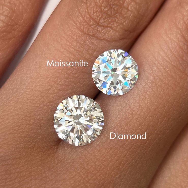 Comparaison visuelle entre un diamant en moissanite et un diamant pur, vue de dessus, mettant en évidence les différences d'éclat, de clarté et de brillance. La moissanite, alternative brillante et durable au diamant naturel, offre une brillance supérieure tout en étant plus abordable. Découvrez cette pierre précieuse révolutionnaire - La Petite Rebelle