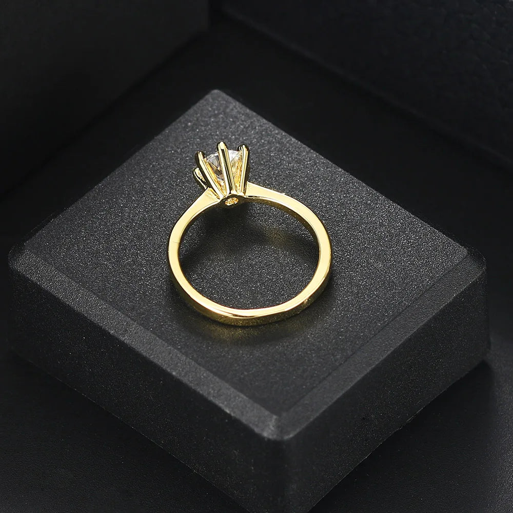 Vue de dessus de la bague de fiançailles en or 18K éclat solitaire 6 griffes, zircons cubiques, un symbole de l'amour éternel.