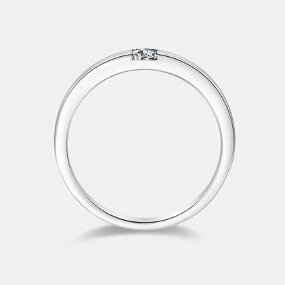 Alliance en or blanc et diamant synthétique vue latérale.