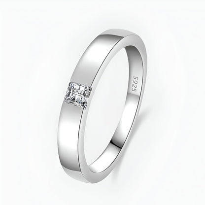 Alliance en or blanc et diamant synthétique sur fond blanc.