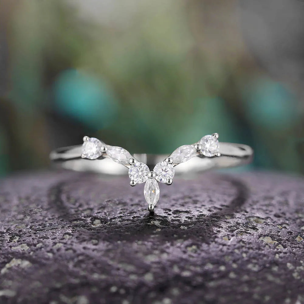 Vue de face d'une alliance femme Pont de Cristaux en argent sur un rocher. Bijou féminin idéale pour sceller un amour éternel.
