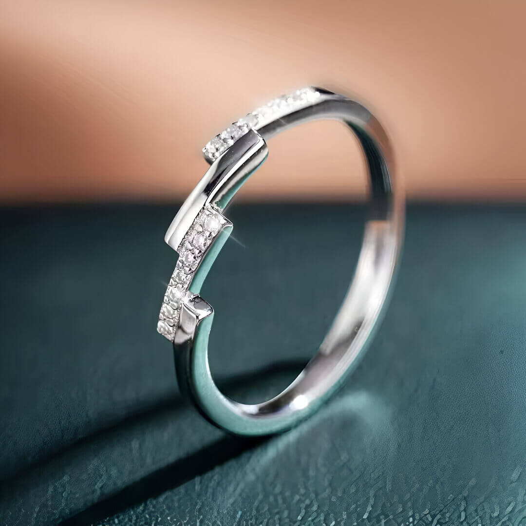 Alliance asymétrique en acier inoxydable et or blanc sertie d'oxydes de zirconium debout.