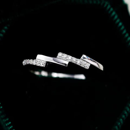 Alliance asymétrique en acier inoxydable et or blanc sertie d'oxydes de zirconium vue du dessus.