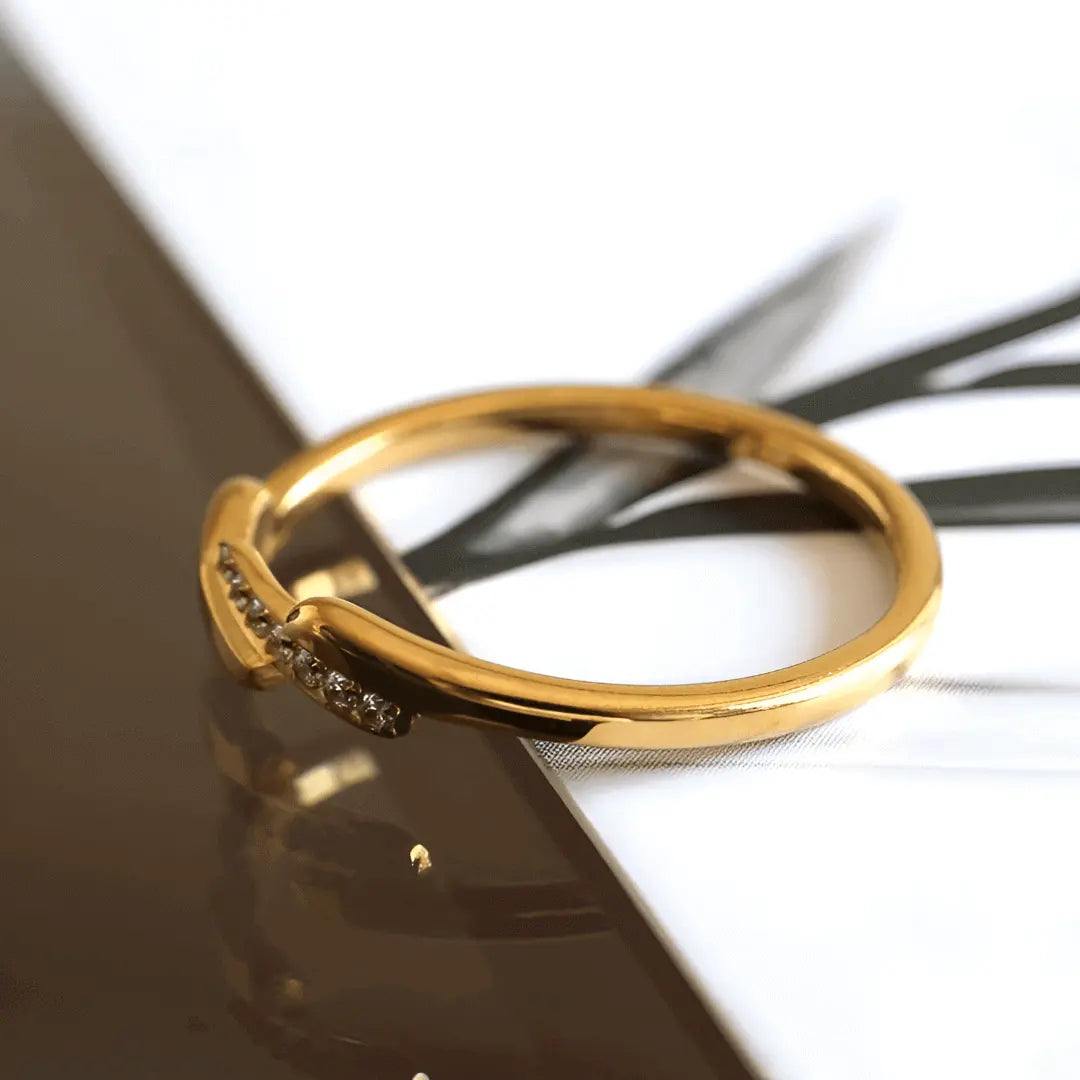 Alliance asymétrique en acier doré et oxydes de zirconium vue côté.