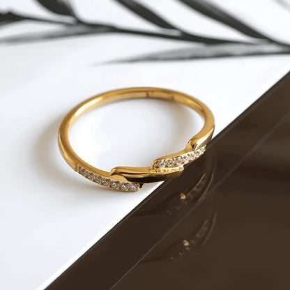 Alliance asymétrique en acier doré et oxydes de zirconium vue de face.