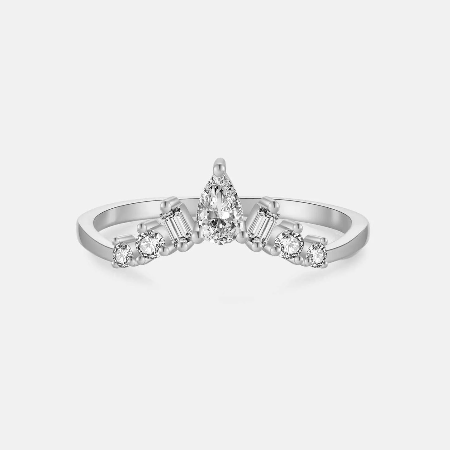 Alliance chevron Epona en argent 925 plaqué or blanc 18K et diamants vue de face.