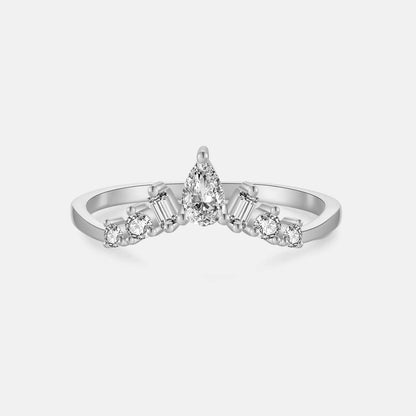 Alliance chevron Epona en argent 925 plaqué or blanc 18K et diamants vue de face.