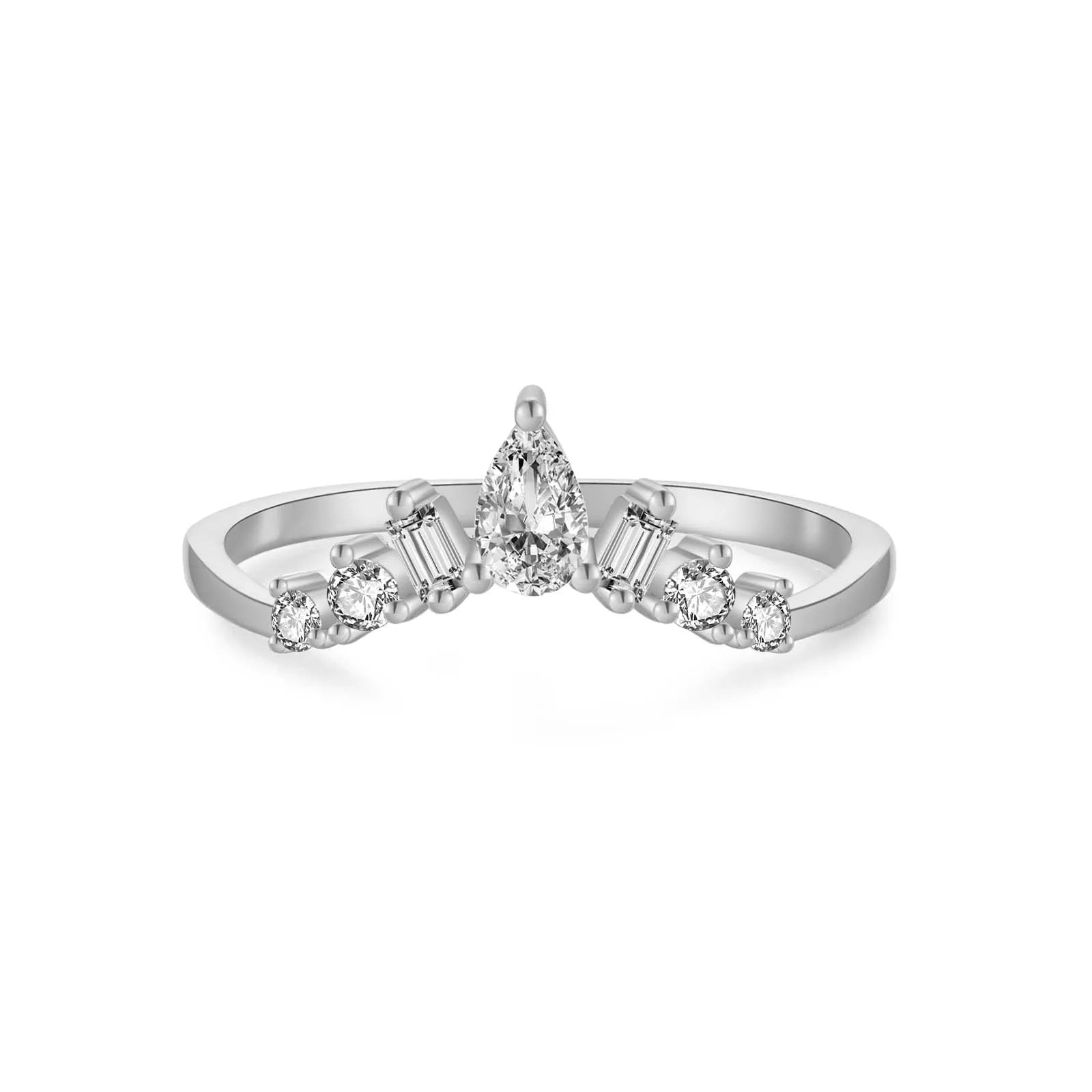 Alliance chevron Epona en argent 925 plaqué or blanc 18K et diamants sur fond blanc.