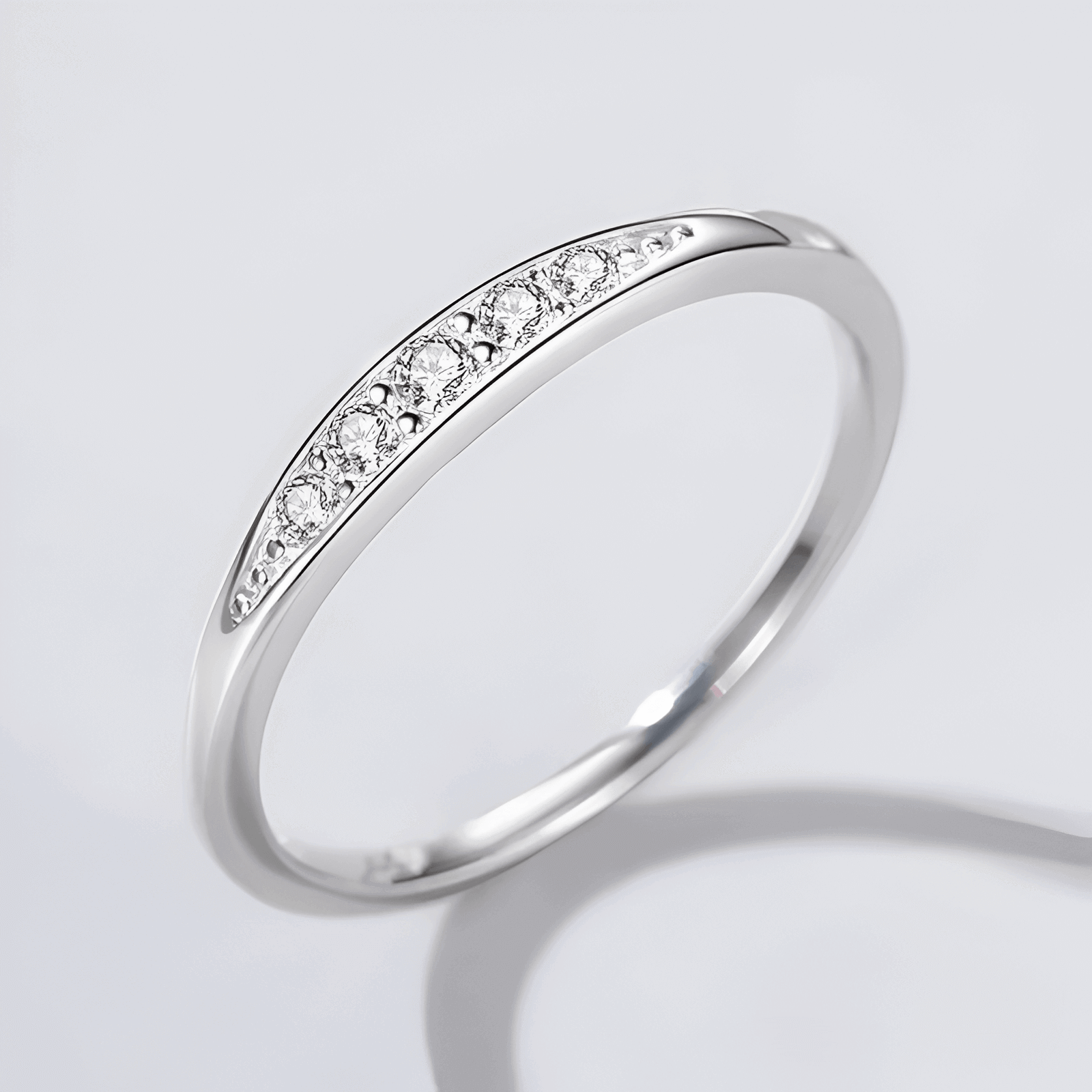 Détail de l'alliance cinq pierre Elyse en argent sterling 925 plaqué or blanc et diamants.