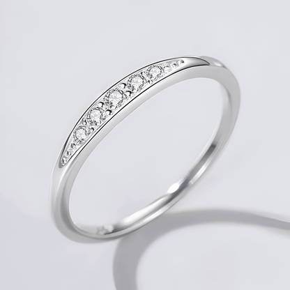 Détail de l'alliance cinq pierre Elyse en argent sterling 925 plaqué or blanc et diamants.