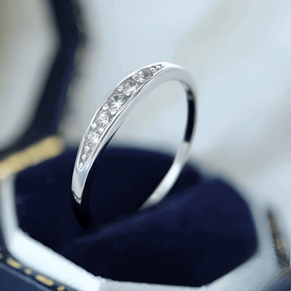 Alliance cinq pierre Elyse en argent 925 plaqué or blanc délicat et diamants debout dans son écrin.