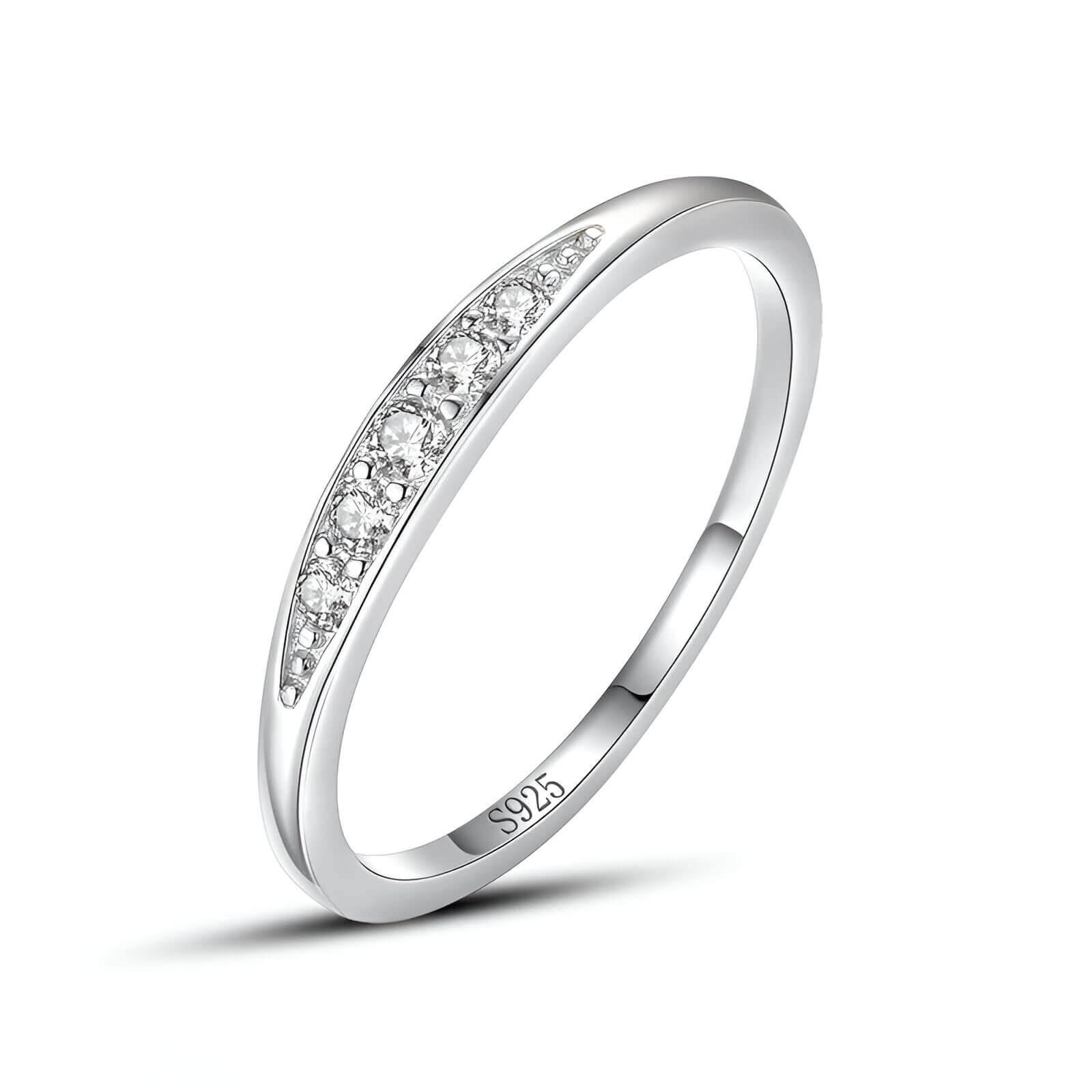 Alliance cinq pierre Elyse en argent 925 plaqué or blanc et diamants sur fond blanc.
