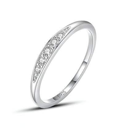 Alliance cinq pierre Elyse en argent 925 plaqué or blanc et diamants sur fond blanc.