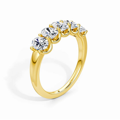 Alliance cinq pierres Emylia en or jaune 14K et diamants scintillants taille ovale vue de côté.