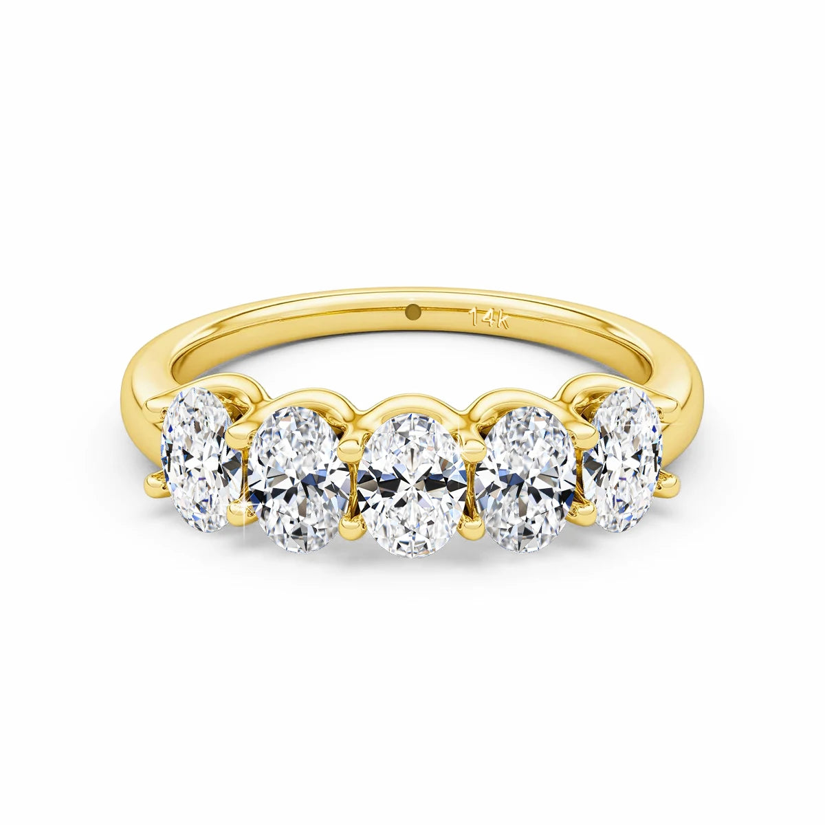 Alliance cinq pierres Emylia en or jaune 14K et diamants taille ovale sur fond blanc.