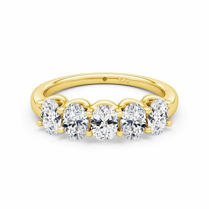 Alliance cinq pierres Emylia en or jaune 14K et diamants taille ovale sur fond blanc.
