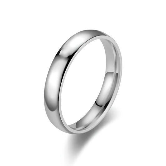 Alliance classique de mariage en acier blanc sur fond blanc.