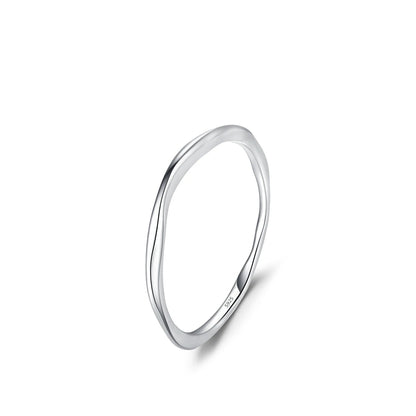 Alliance courbée en or blanc sur fond blanc.