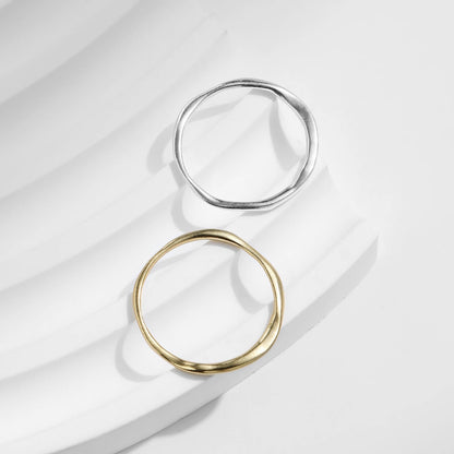 Alliances courbées en or jaune et or blanc à plat.