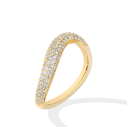 Alliance courbée Ravena en argent 925 plaqué or jaune et diamants sur fond blanc.