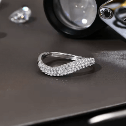 Alliance courbée en or blanc et diamants synthétiques à plat.