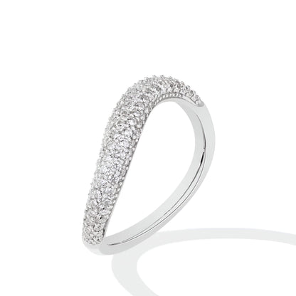 Alliance courbée en or blanc et diamants synthétiques sur fond blanc.