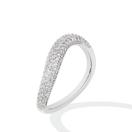 Alliance courbée en or blanc et diamants synthétiques sur fond blanc.