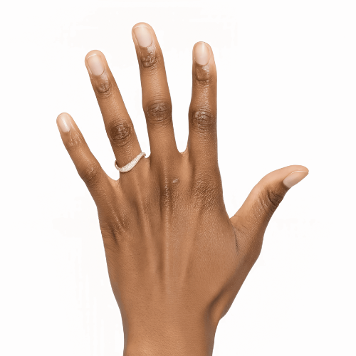 Alliance courbée en or jaune et diamants synthétiques portée au doigt d'une femme.