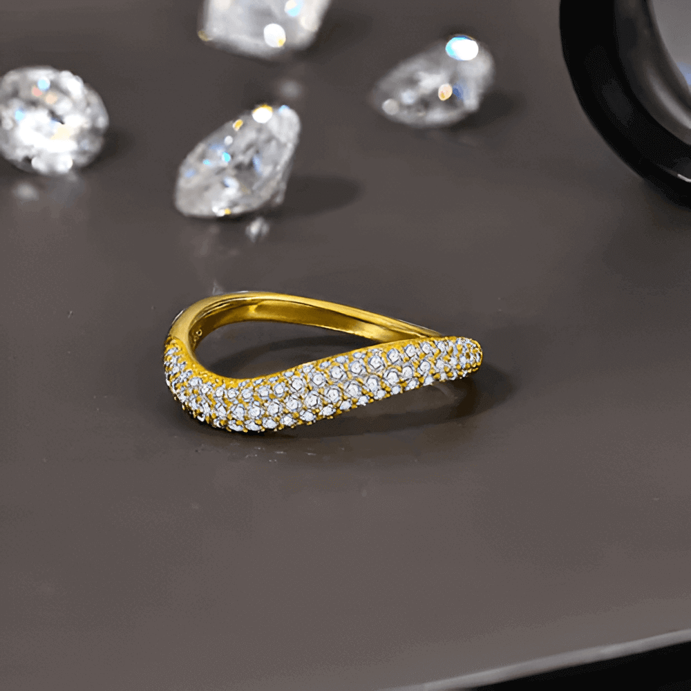 Alliance courbée en or jaune et diamants synthétiques à plat.